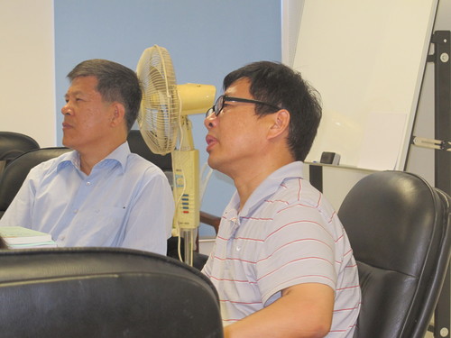 张维佳在汇报 张维佳在汇报