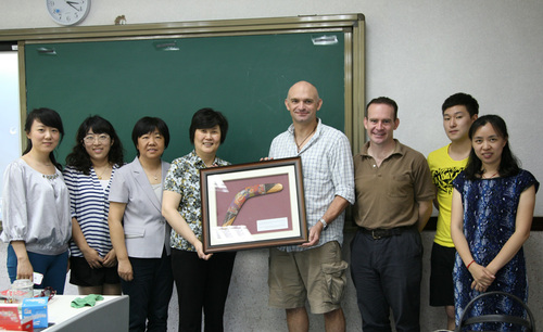 学员们向速成学院领导赠送礼物 学员们向速成学院领导赠送礼物