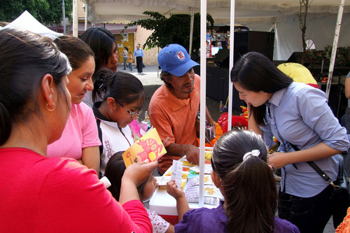 图3 孔院教师在活动现场发放生肖套卡-001 图3 孔院教师在活动现场发放生肖套卡-001
