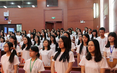 全体志愿者教师庄严宣誓 全体志愿者教师庄严宣誓