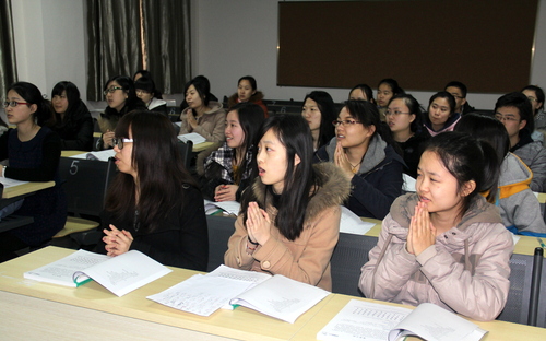 学员们正在认真练习-001 学员们正在认真练习-001