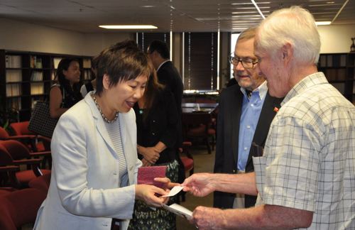 听众与陈领事交流讨论 听众与陈领事交流讨论