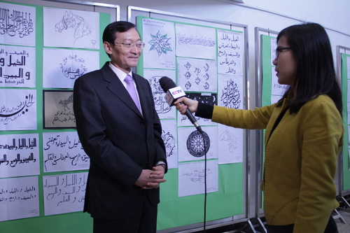 外交部张明副部长观赏书法比赛获奖作品后接受中央电视台采访 外交部张明副部长观赏书法比赛获奖作品后接受中央电视台采访