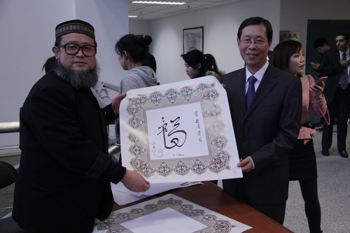 书法家马益平向崔校长赠送作品 书法家马益平向崔校长赠送作品