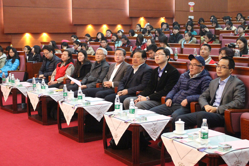 与会领导与志愿者代表 与会领导与志愿者代表