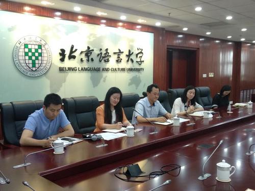 倪海东书记听取辅导员发言 倪海东书记听取辅导员发言