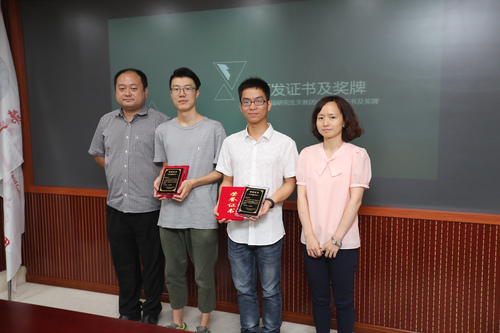 张阳副书记、张坤副书记为第十九届研支团成员颁发荣誉证书