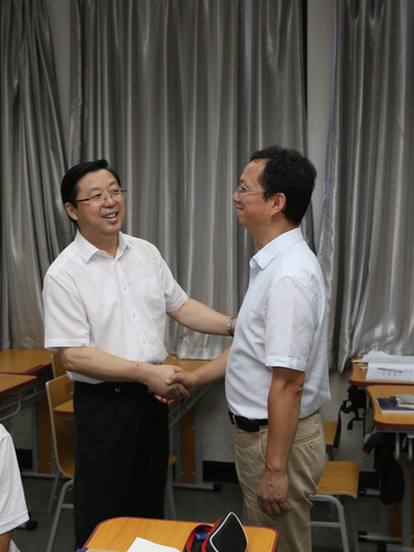 刘校长与聂凤春老师交流课堂情况2 刘校长与聂凤春老师交流课堂情况2