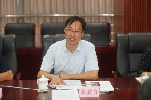 黄益方副校长作报告