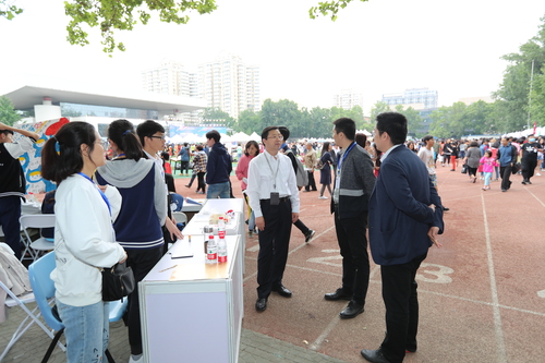刘利校长与招生办人员交流 刘利校长与招生办人员交流