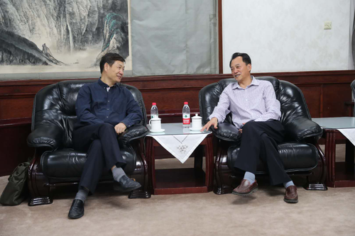 倪海东书记和王传利教授交谈 倪海东书记和王传利教授交谈