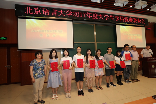 嘉宾为获奖学生代表颁奖 嘉宾为获奖学生代表颁奖