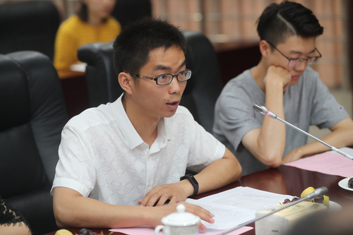 第十九届研支团团长张添富汇报工作