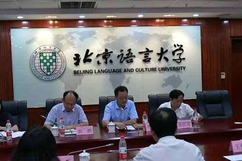 倪书记向专家组介绍我校马克思主义理论学位授权点情况 倪书记向专家组介绍我校马克思主义理论学位授权点情况