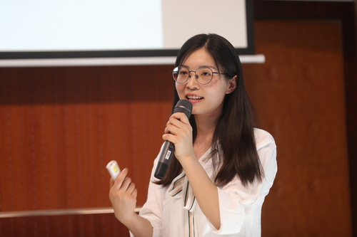获奖学生代表余婷风采展示 获奖学生代表余婷风采展示
