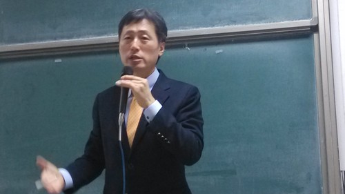 严翼相教授演讲中 严翼相教授演讲中