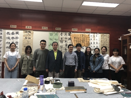 高木圣雨教授、朱天曙教授与北语书法专业本科生 高木圣雨教授、朱天曙教授与北语书法专业本科生