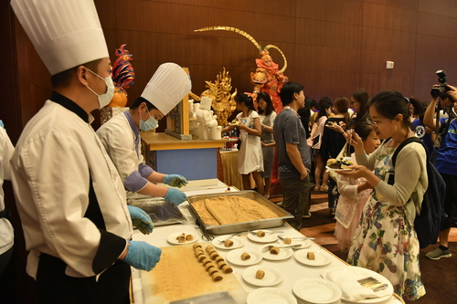 现场制作京味儿小吃驴打滚成为活动一大亮点