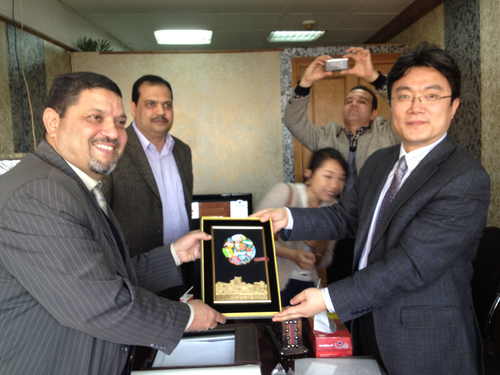 张宝钧处长向尼罗电视台副台长穆斯塔法赠送北语校盘 张宝钧处长向尼罗电视台副台长穆斯塔法赠送北语校盘