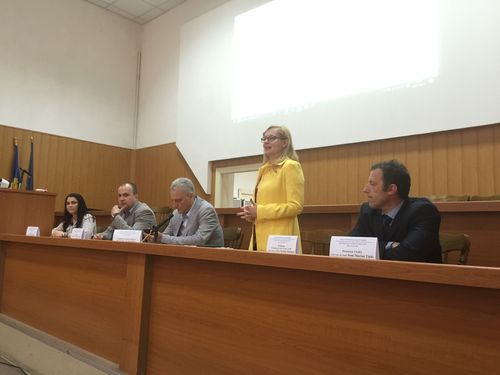 锡比乌孔子学院外方执行院长艾娃(Eva Nicoleta Burdusel)讲话 锡比乌孔子学院外方执行院长艾娃(Eva Nicoleta Burdusel)讲话