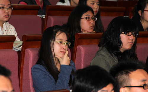 学员认真聆听 学员认真聆听