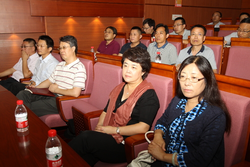 与会人员认真听取讲话 与会人员认真听取讲话