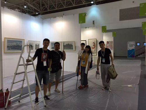 学生们布展现场 学生们布展现场