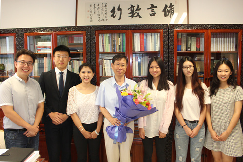 崔校长与同学代表合影 崔校长与同学代表合影