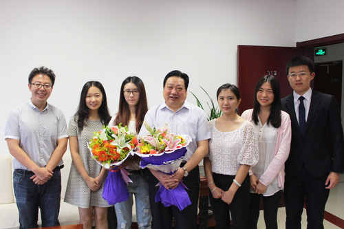 李书记与同学代表合影 李书记与同学代表合影