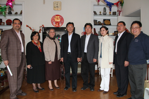 代表团与艾因夏姆斯大学中文系主任、教授合影 代表团与艾因夏姆斯大学中文系主任、教授合影