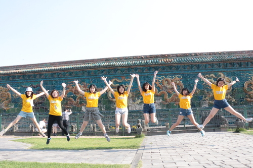 交流团参观九龙壁 交流团参观九龙壁