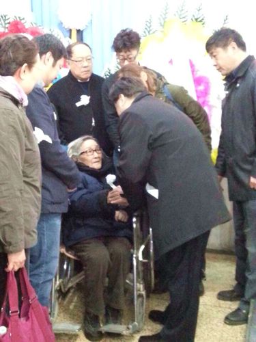 李宇明书记慰问傅老遗孀 李宇明书记慰问傅老遗孀