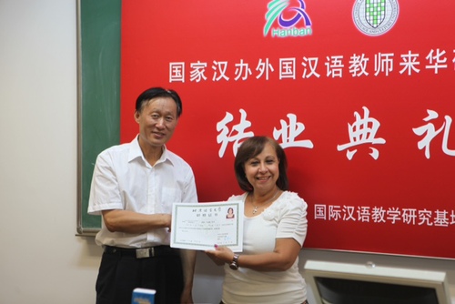 张旺熹教授为学员颁发结业证书 张旺熹教授为学员颁发结业证书