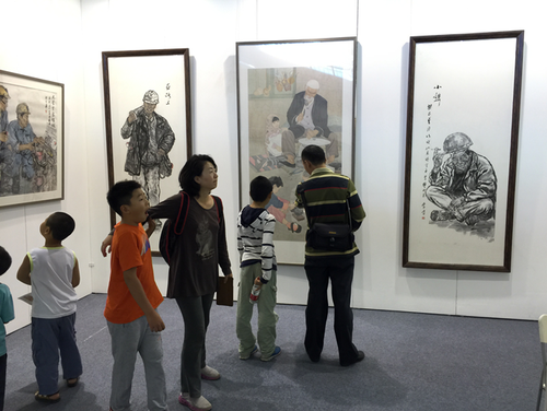 观众观赏学生作品 观众观赏学生作品