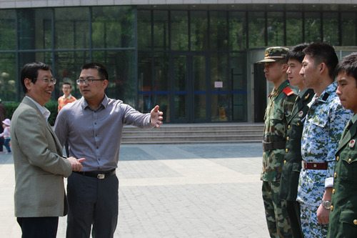 崔希亮校长视察征兵宣传咨询活动 崔希亮校长视察征兵宣传咨询活动