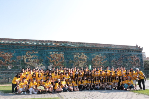 交流团全体团员于大同九龙壁前合影留念 交流团全体团员于大同九龙壁前合影留念