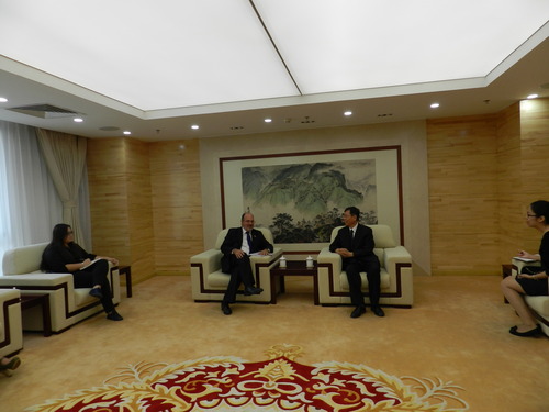 崔希亮校长会见古巴驻华大使1 崔希亮校长会见古巴驻华大使1