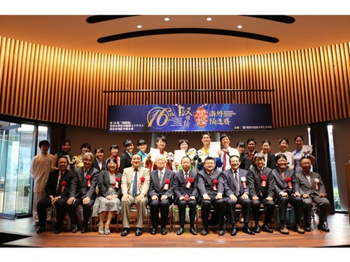 参赛选手与评委嘉宾合影 参赛选手与评委嘉宾合影