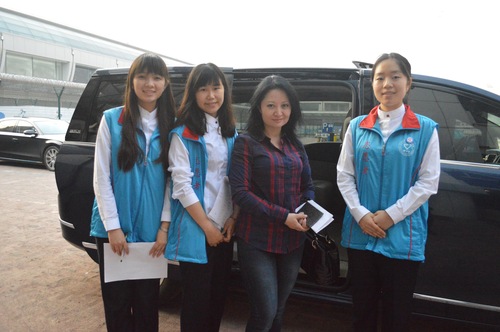 北语抵离迎送部志愿者与嘉宾合影 北语抵离迎送部志愿者与嘉宾合影