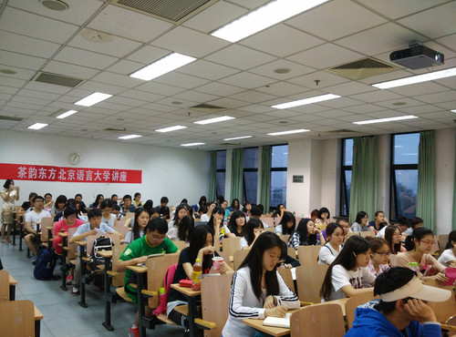团校学员认真听讲 团校学员认真听讲