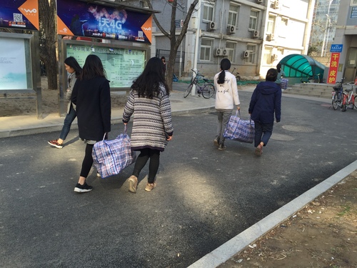 红会同学将衣物打包好 红会同学将衣物打包好