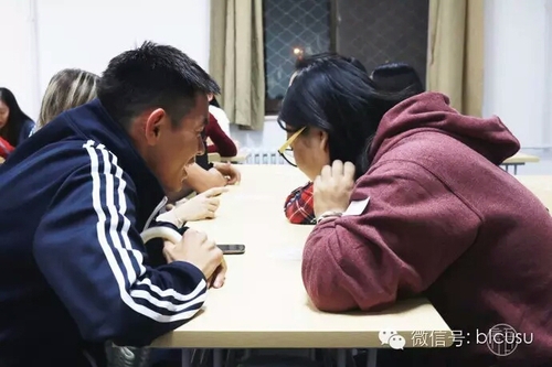 双方交谈至开怀处 双方交谈至开怀处