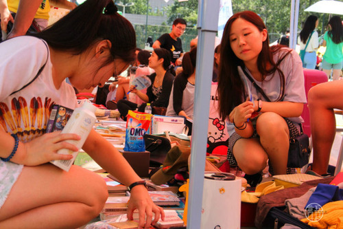 同学们挑选商品 同学们挑选商品