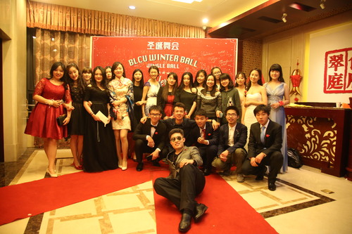 参与同学在海报前合影 参与同学在海报前合影