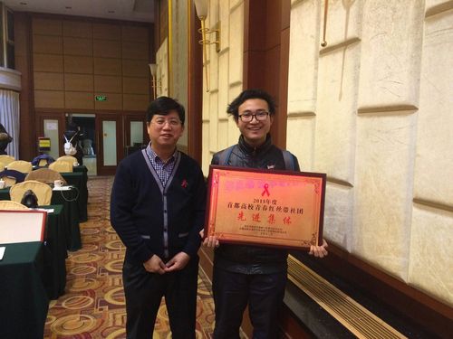 我校红十字会代表与颁奖老师合影 我校红十字会代表与颁奖老师合影