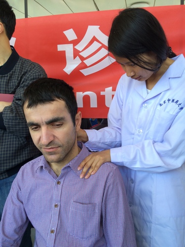 国际学生体验中医义诊 国际学生体验中医义诊