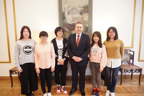土耳其驻华大使穆拉特先生与我校英土专业学生合影 土耳其驻华大使穆拉特先生与我校英土专业学生合影