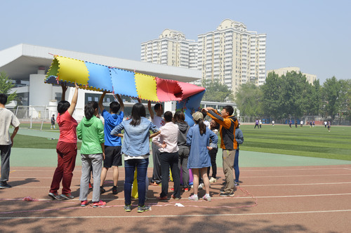 学员在教练的指导下开展“排兵布阵”项目 学员在教练的指导下开展“排兵布阵”项目