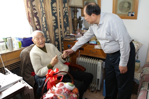 亲切慰问钟锓教授 亲切慰问钟锓教授