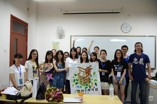 工作人员跟嘉宾合影 工作人员跟嘉宾合影